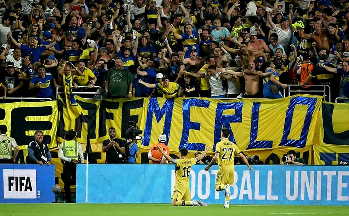 Torcida vibrando no estádio